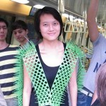 Inventan un chaleco con pinchos para evitar empujones en el metro