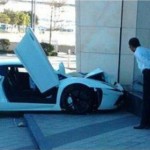 Un aparcacoches de un hotel indio estrella un Lamborghini al aparcarlo